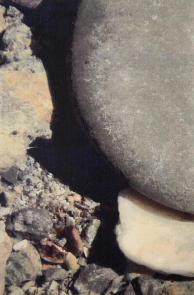 Een close-up van grijze kiezelstenen.