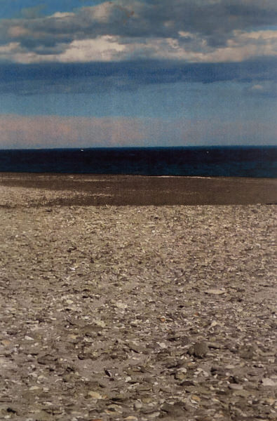 Een compositie van vlakken gevormd door wolken, blauwe lucht, een donkerblauwe zee en stroken strand van verschillende grijstinten.