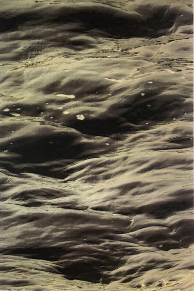 Golfjes van een kabbelend water.